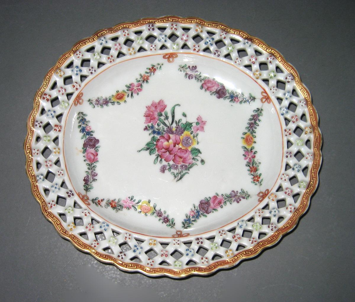 1966.0581.001 B Porcelain Stand