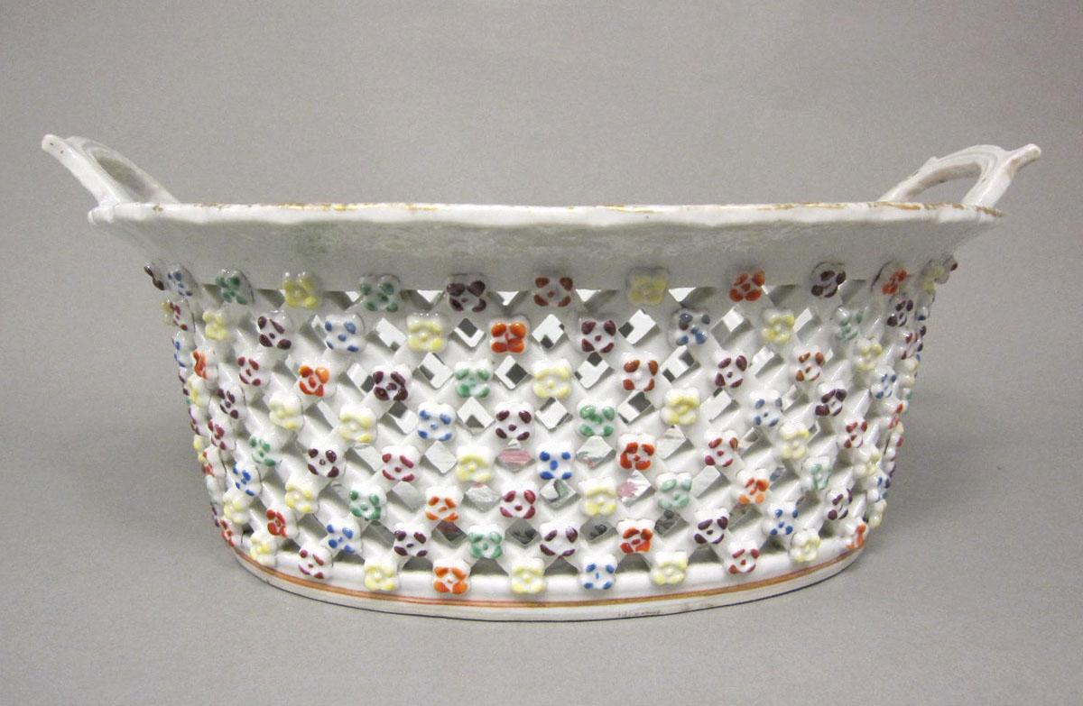 1966.0580.003 A Porcelain basket