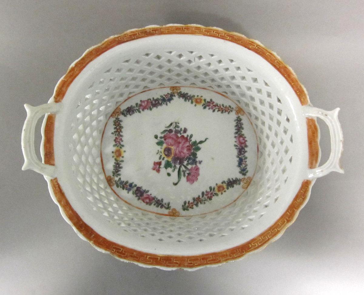 1966.0580.003 A Porcelain basket top