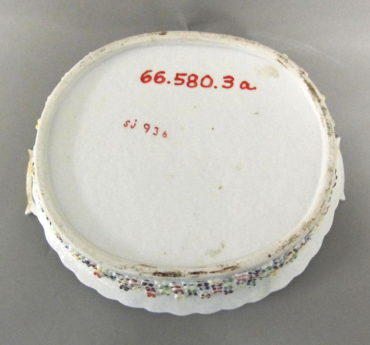 1966.0580.003 A Porcelain basket underside