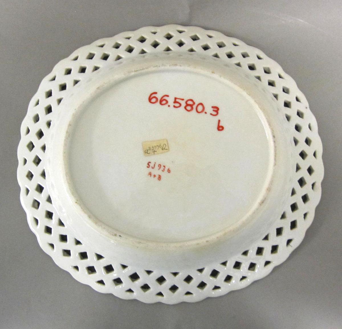 1966.0580.003 B Porcelain tray underside