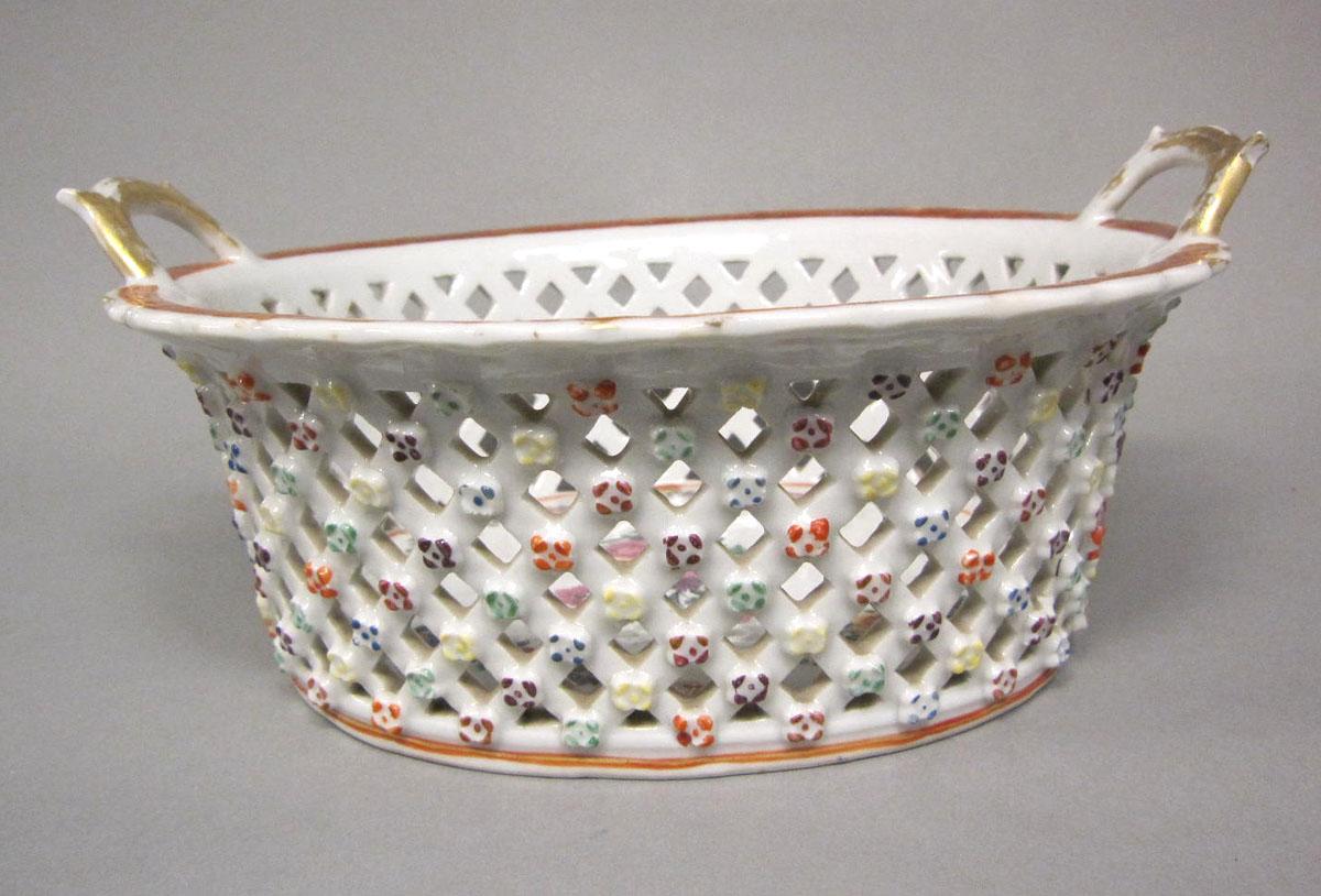 1966.0580.004 A Porcelain basket