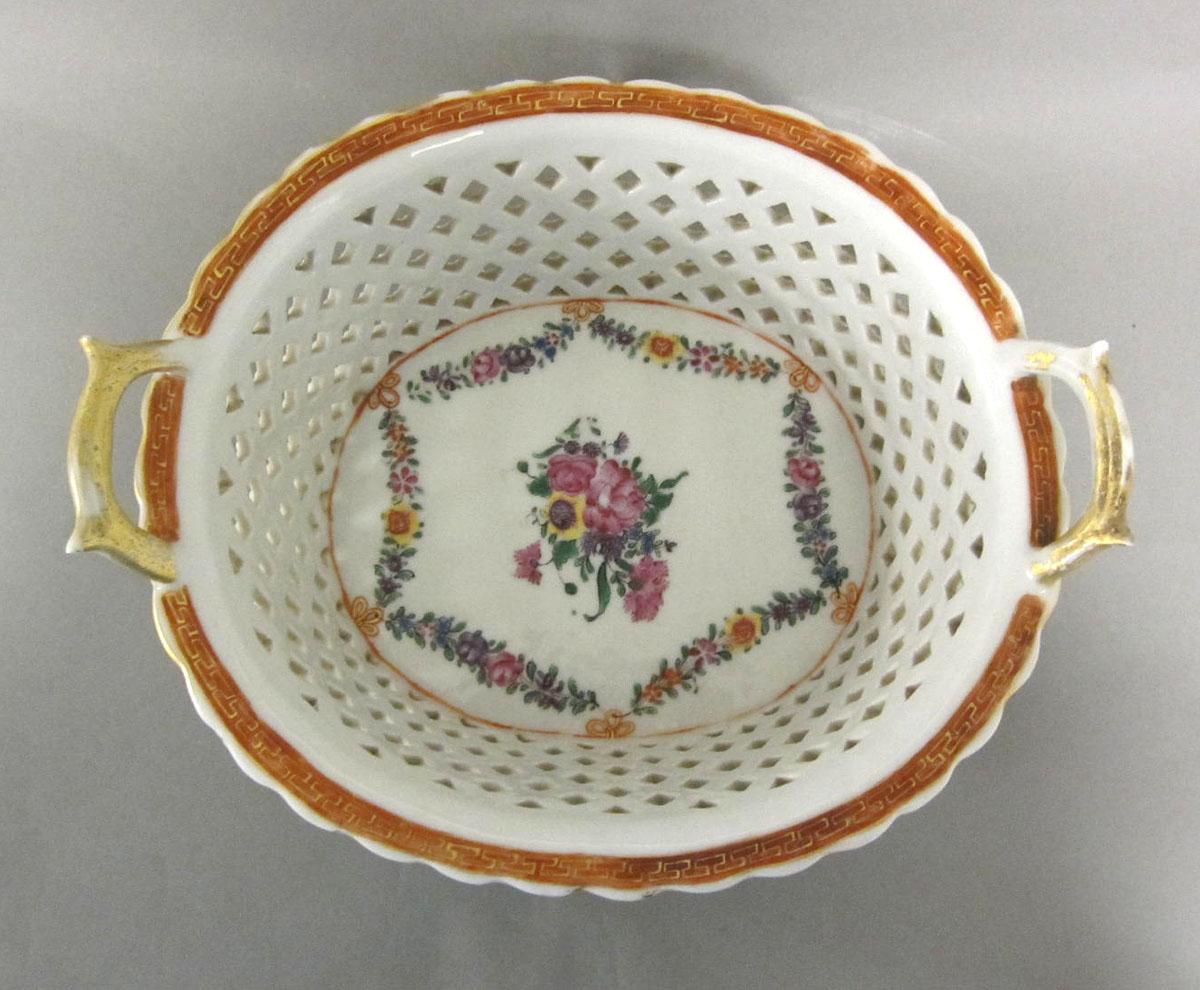 1966.0580.004 A Porcelain basket top