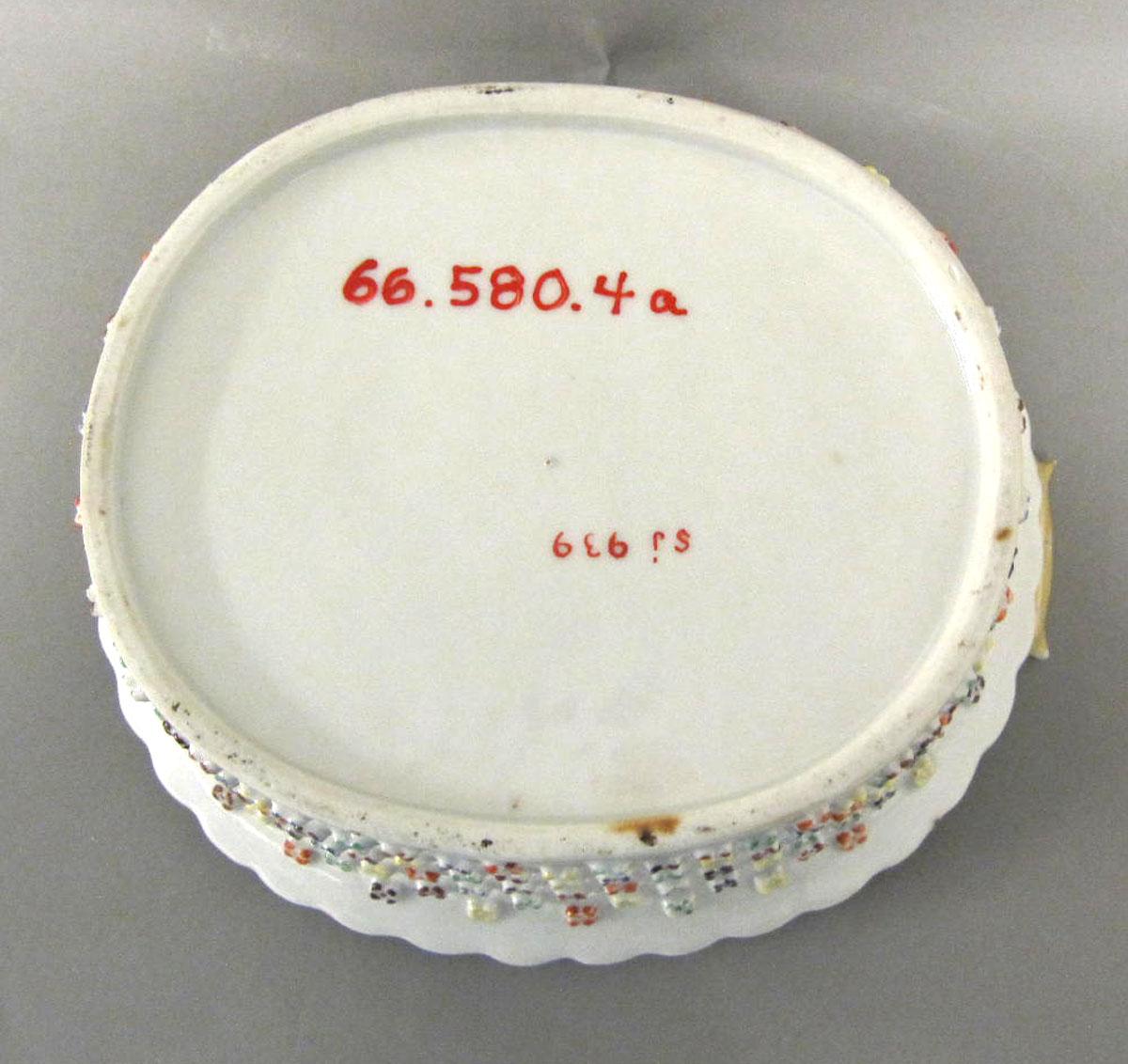 1966.0580.004 A Porcelain basket underside