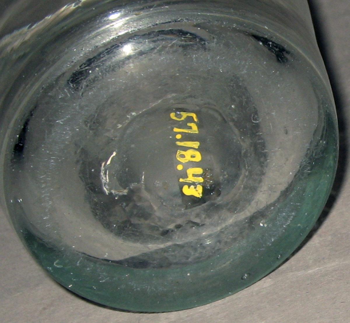 1957.0018.043 Glass tumbler (underside)