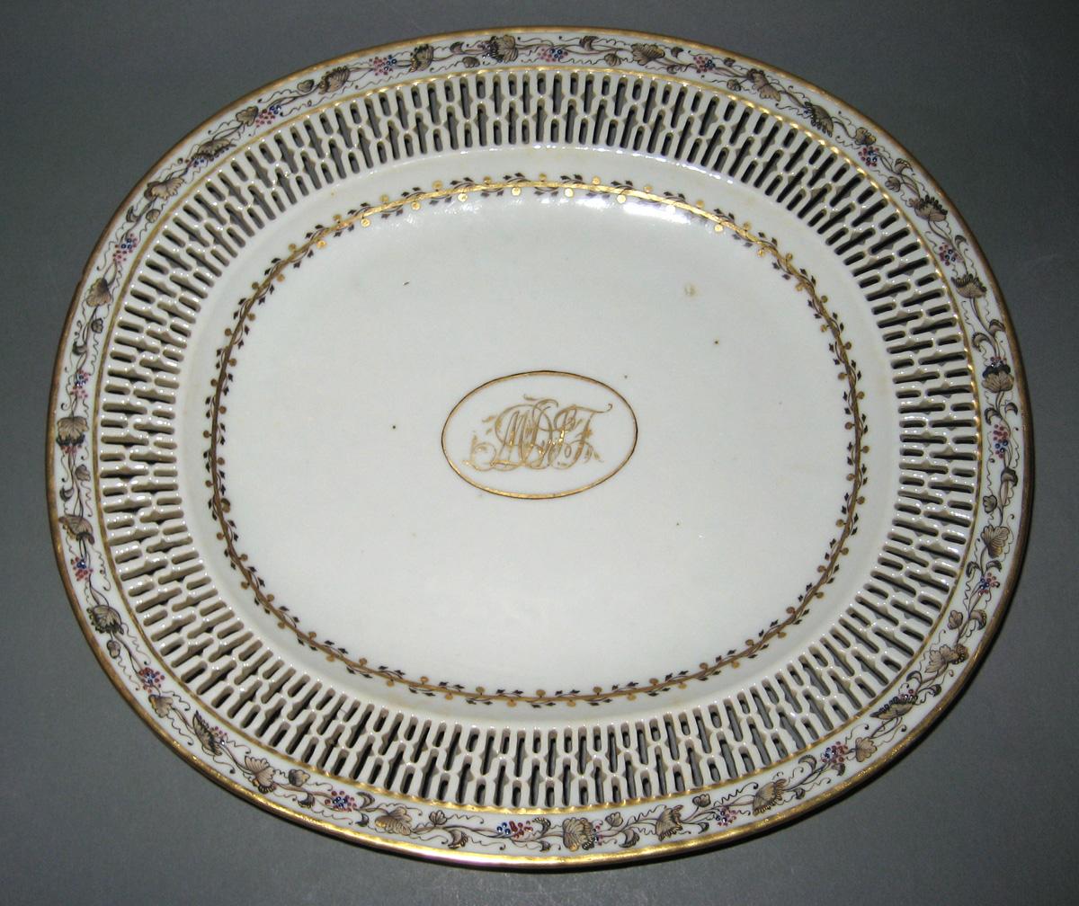 1966.0581.092 Porcelain Stand