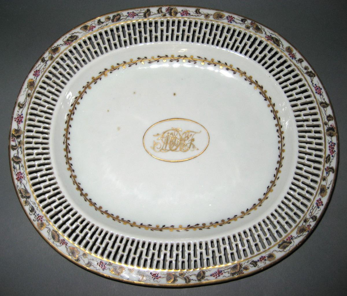 1966.0581.094 Porcelain Stand