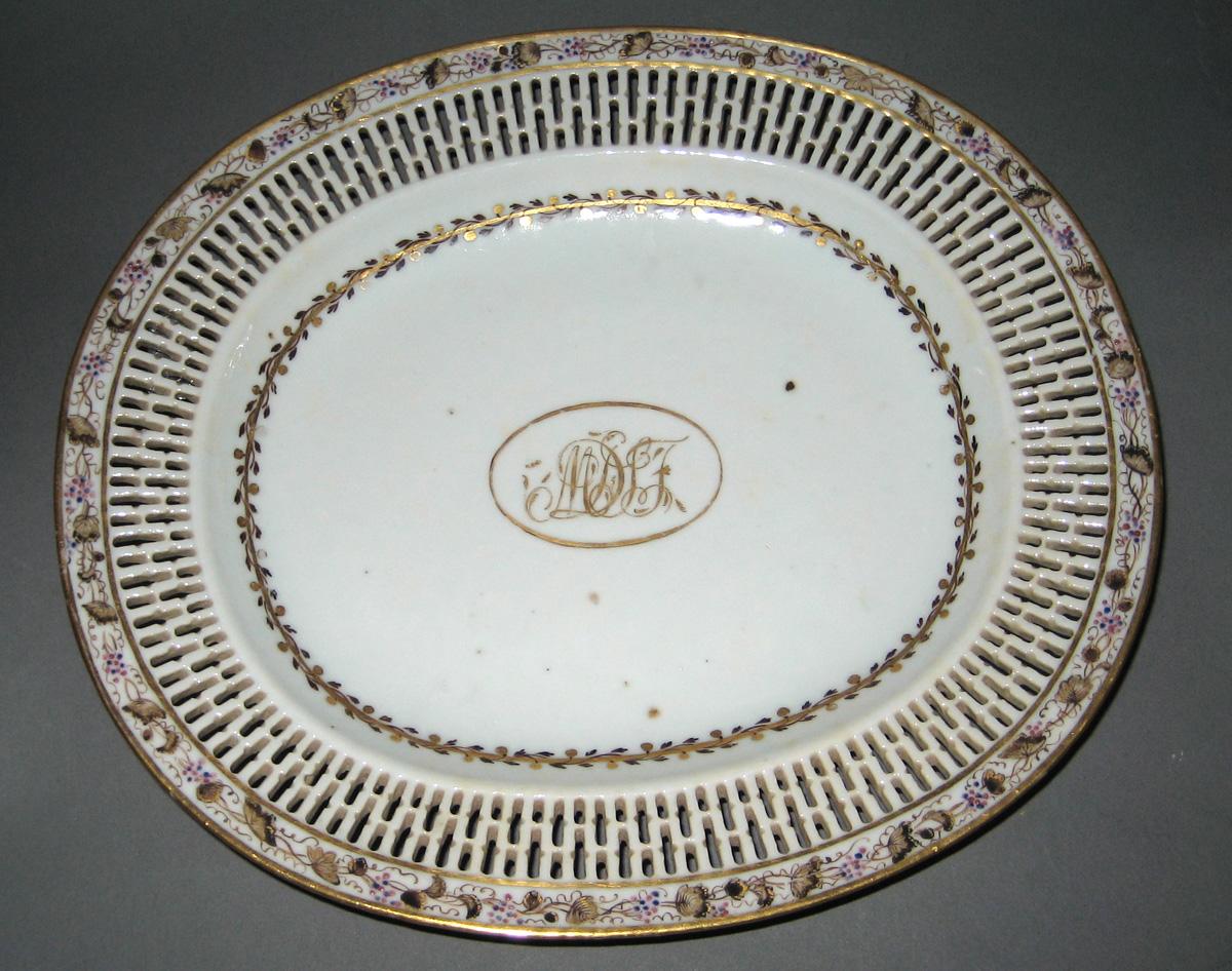 1966.0581.095 Porcelain Stand