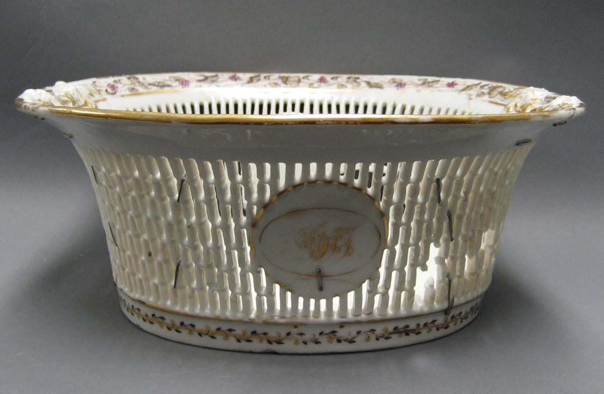 1966.0581.099 Porcelain Basket view 1