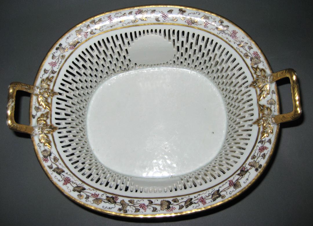 1966.0581.100 Porcelain Basket interior