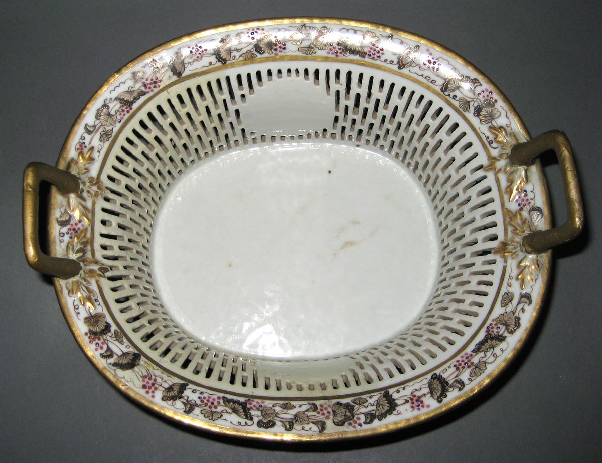 1966.0581.102 Porcelain Basket interior