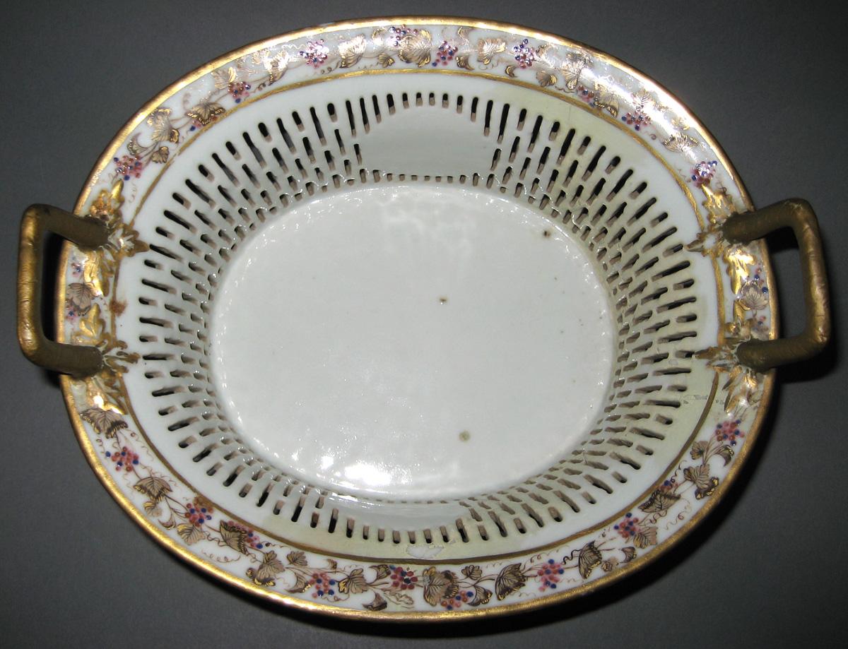 1966.0581.103 Porcelain Basket interior