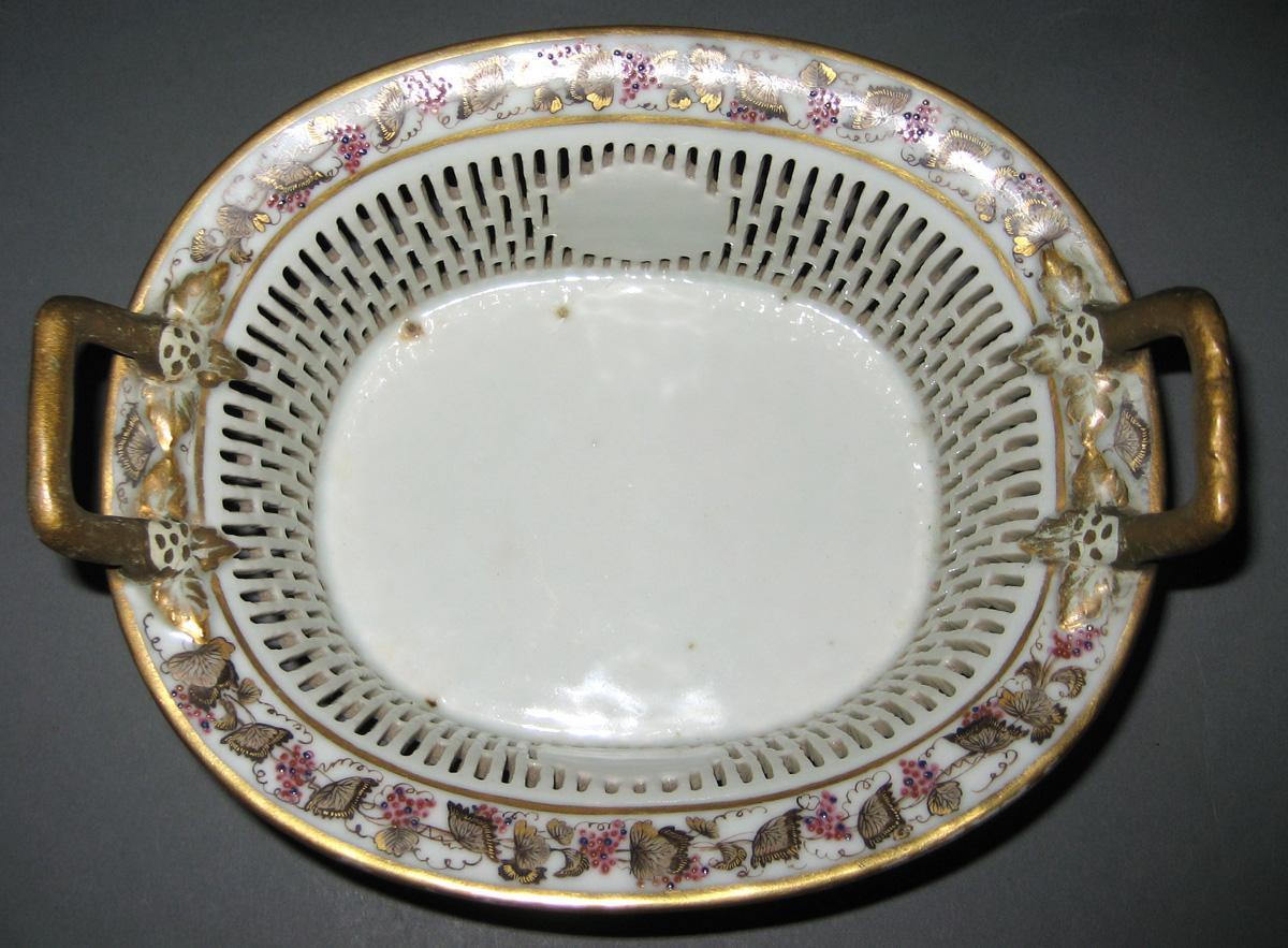 1966.0581.104 Porcelain Basket interior