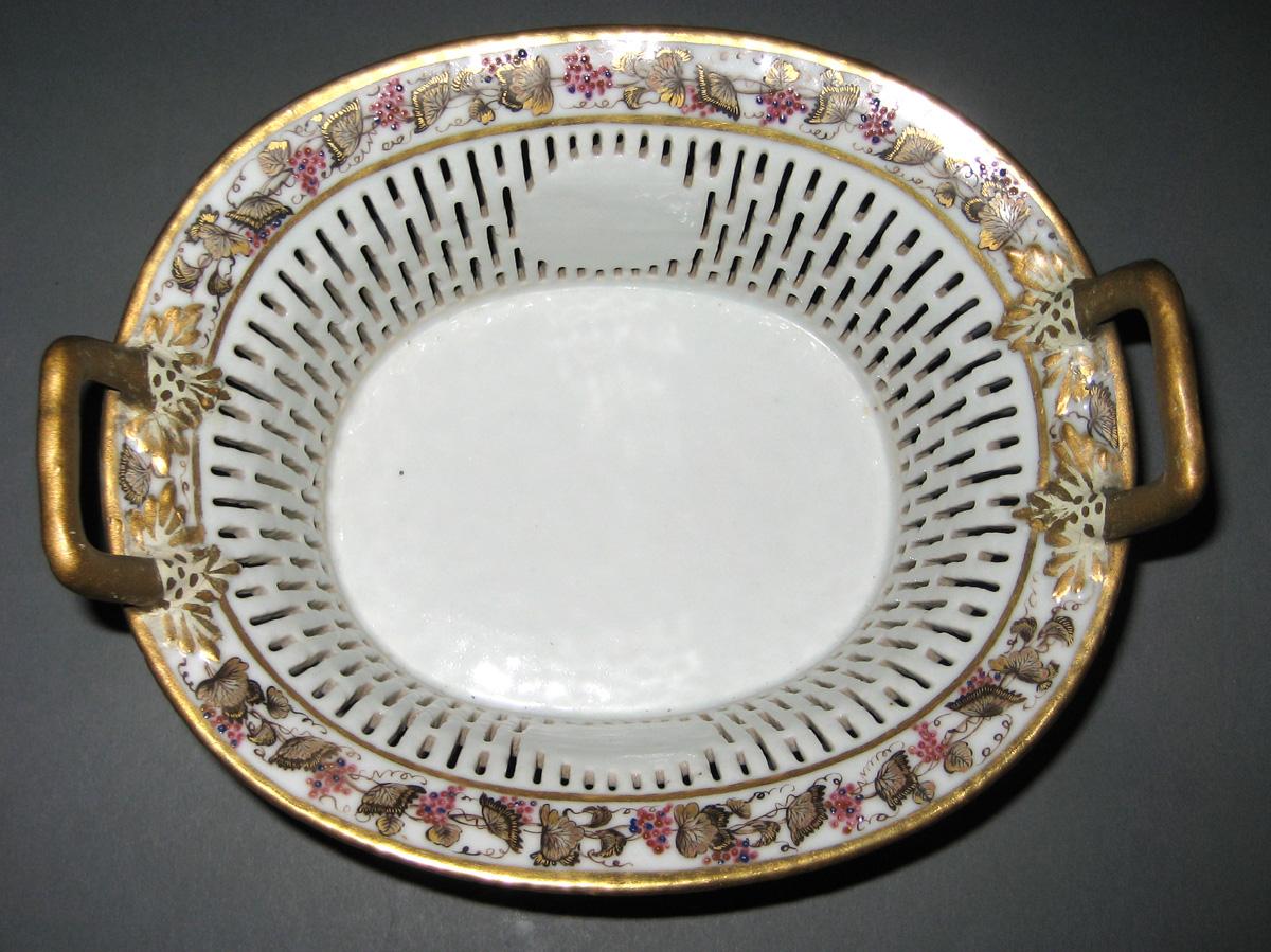 1966.0581.105 Porcelain Basket interior