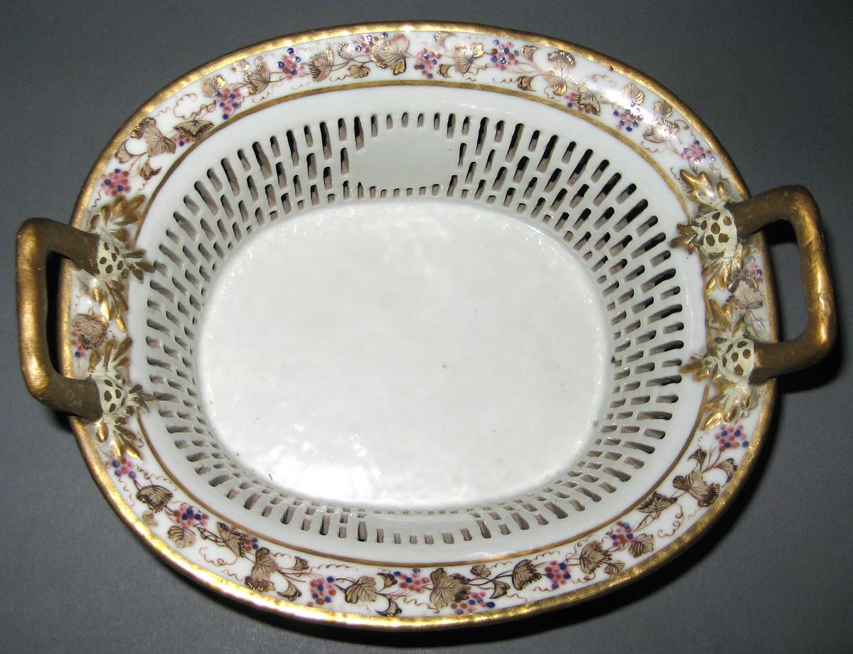 1966.0581.106 Porcelain Basket interior