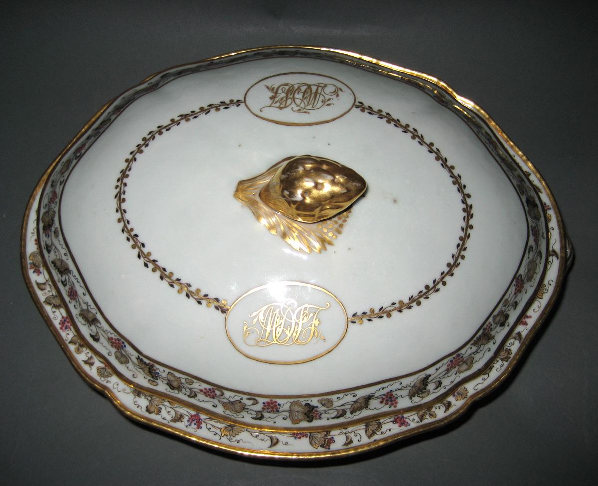 1966.0581.113 A, B Dish top view