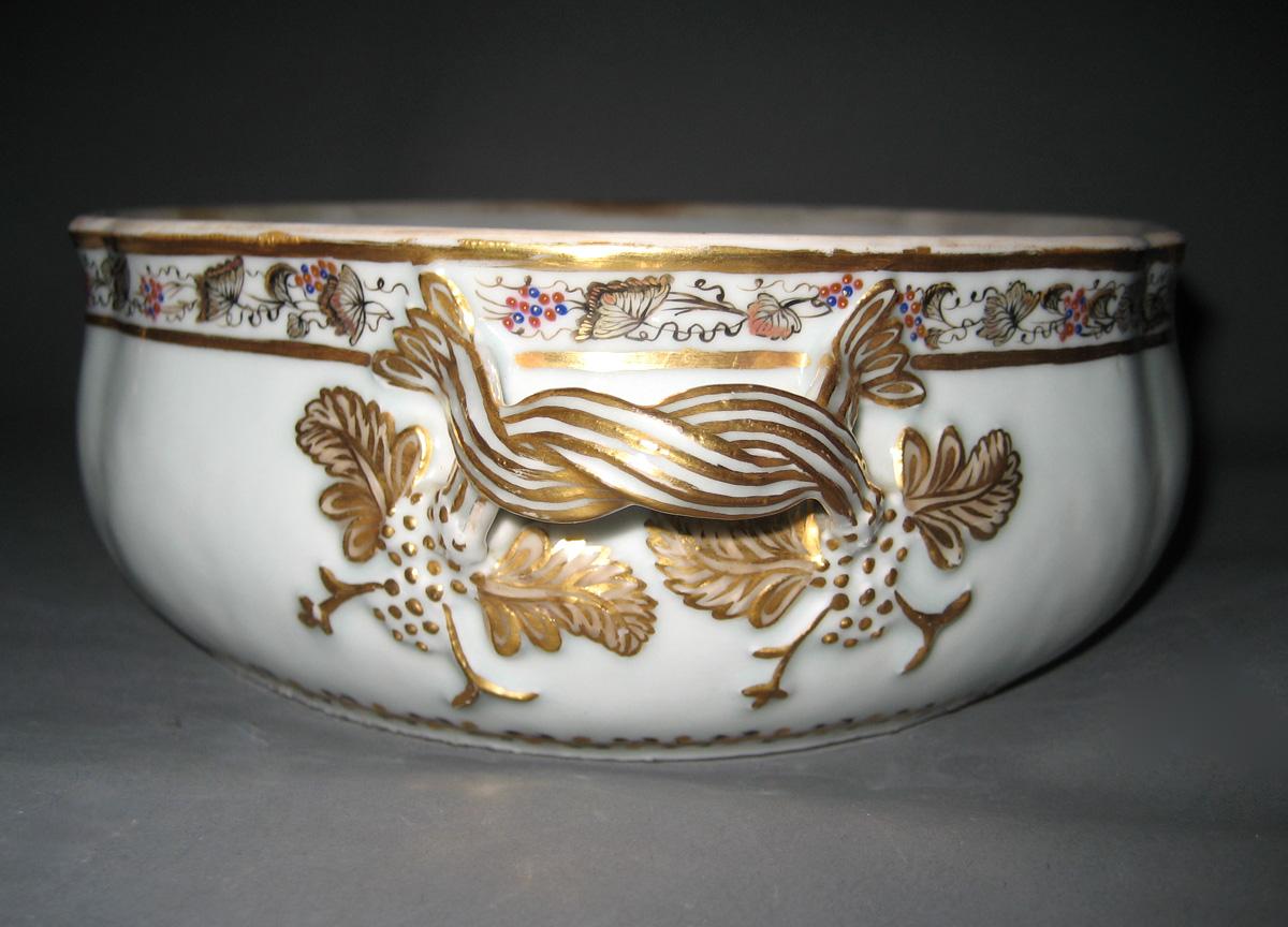 1966.0581.113 A, B Dish side view