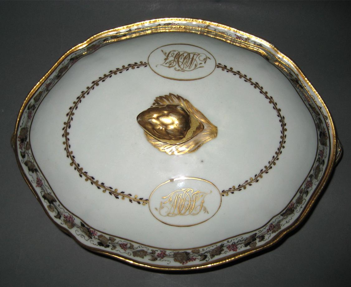 1966.0581.114 A-C Porcelain Dish top view