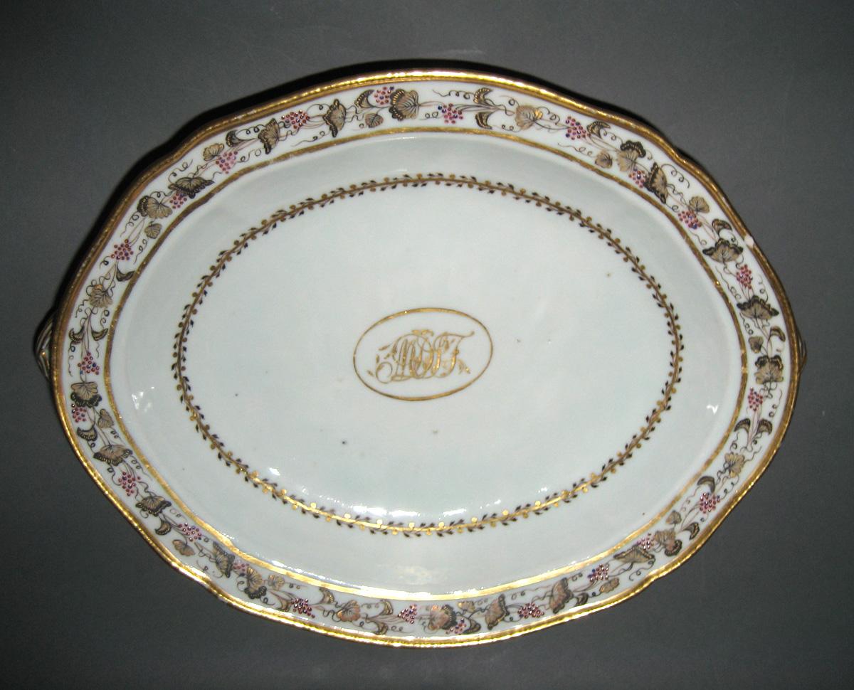 1966.0581.114 C Porcelain Dish interior