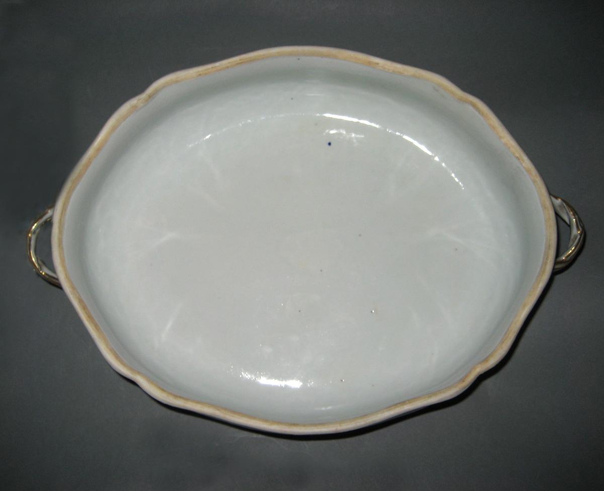 1966.0581.114 A Porcelain Dish interior