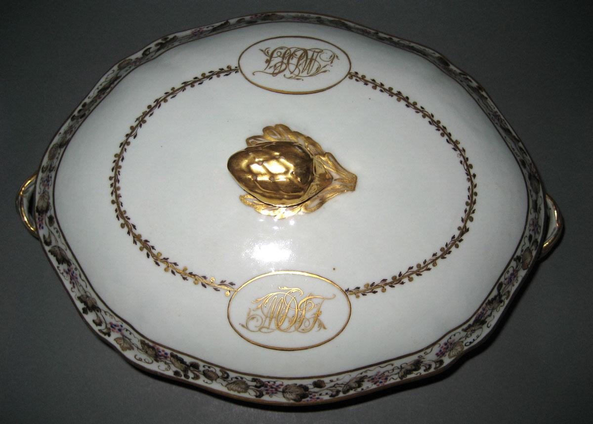1966.0581.115 A, B Porcelain Covered Dish top view