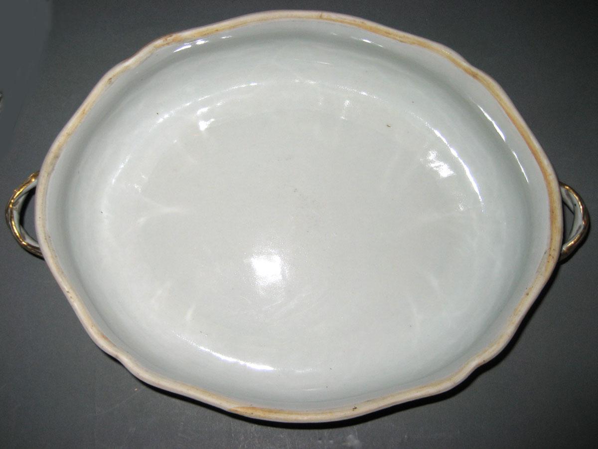 1966.0581.115 A Porcelain Covered Dish interior