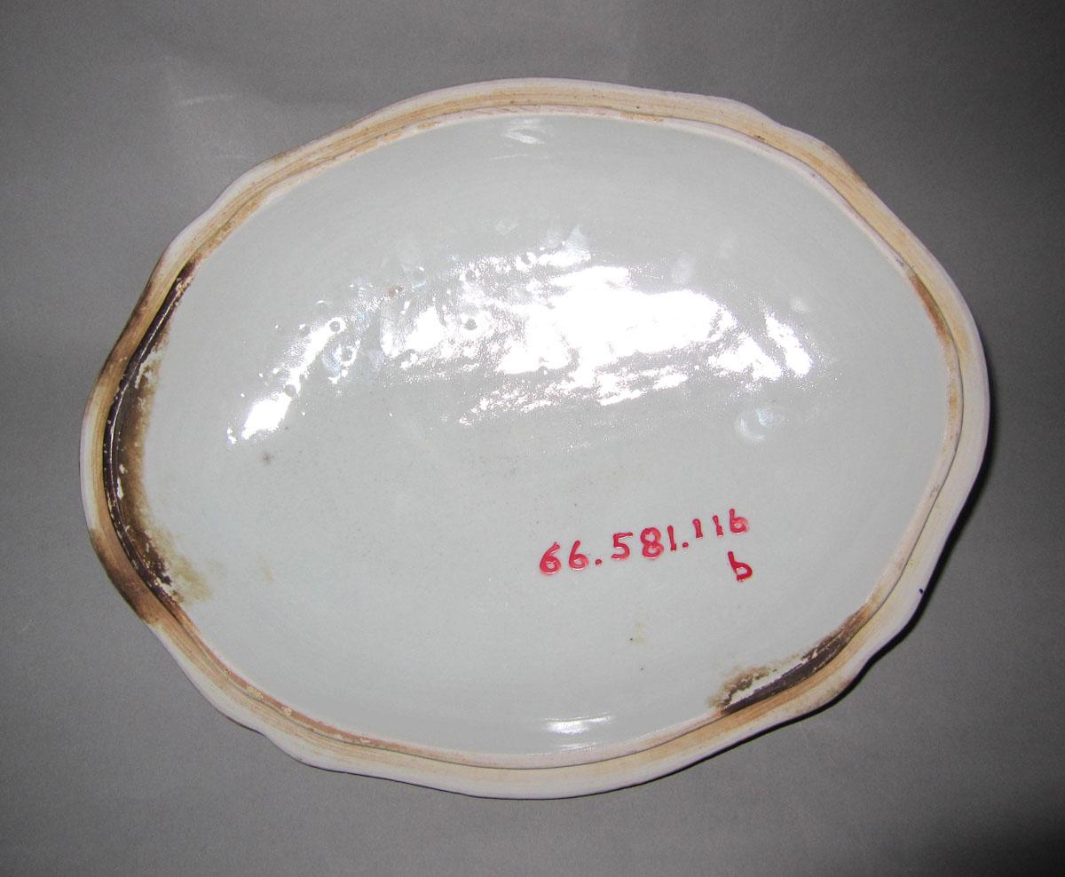 1966.0581.116 B Porcelain cover underside