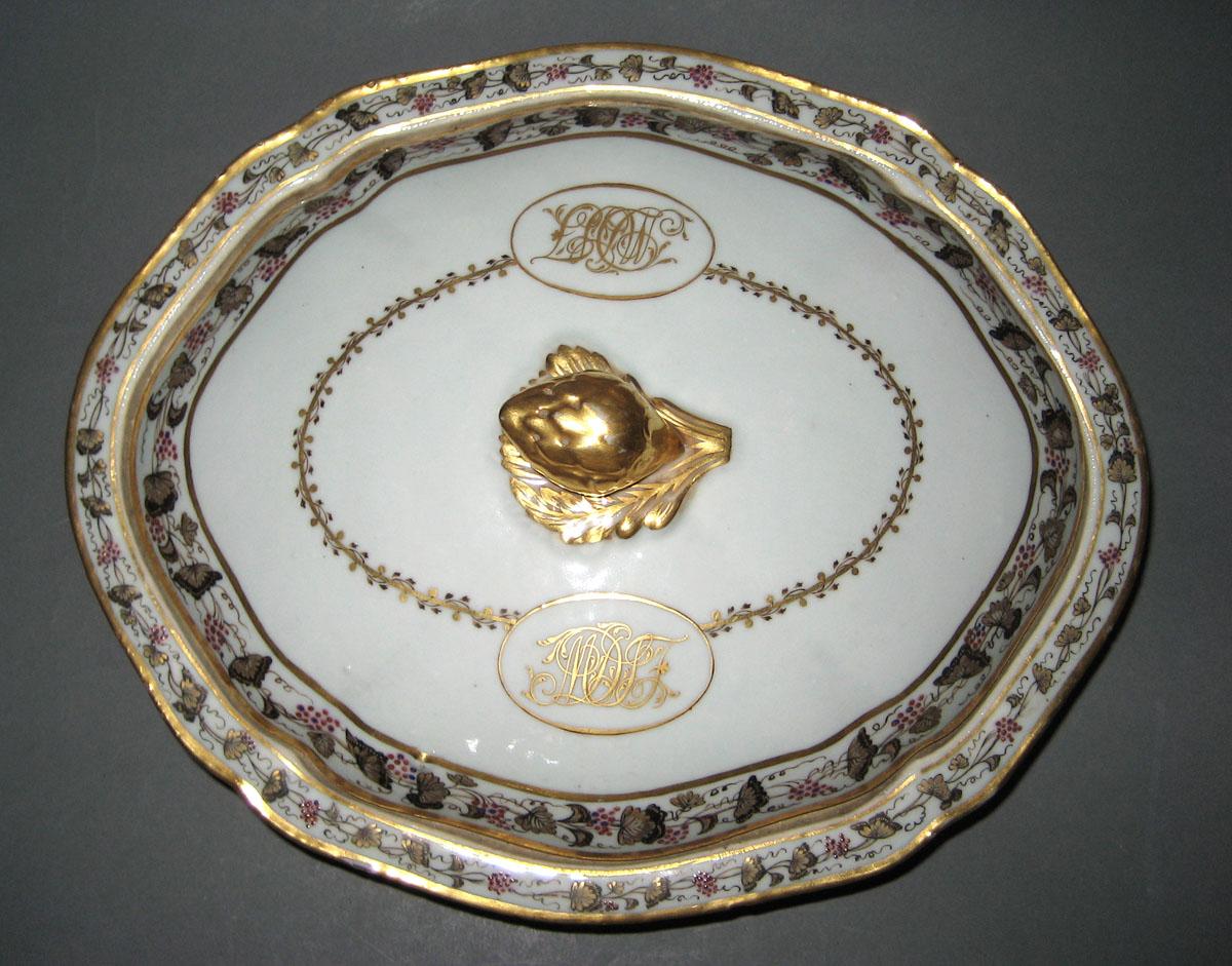 1966.0581.117 A, B Dish top view
