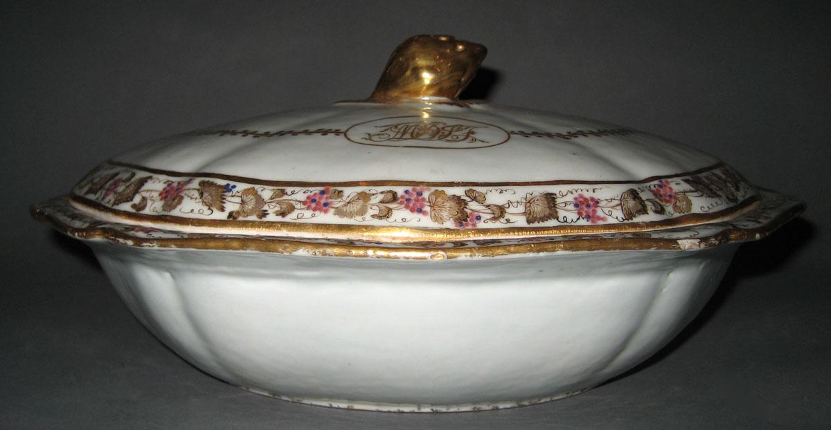 1966.0581.118 A, B Porcelain Covered Dish