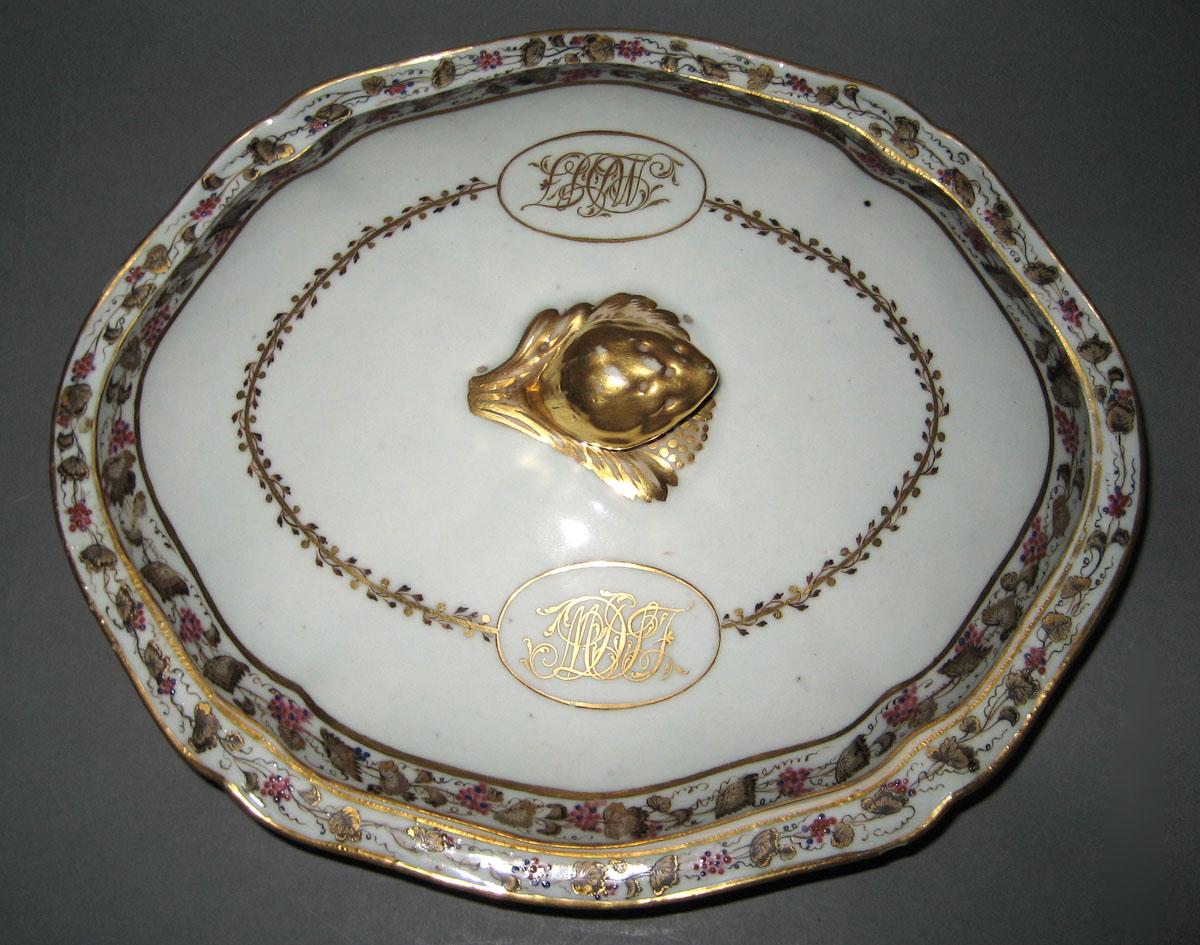 1966.0581.118 A, B Porcelain Covered Dish top view
