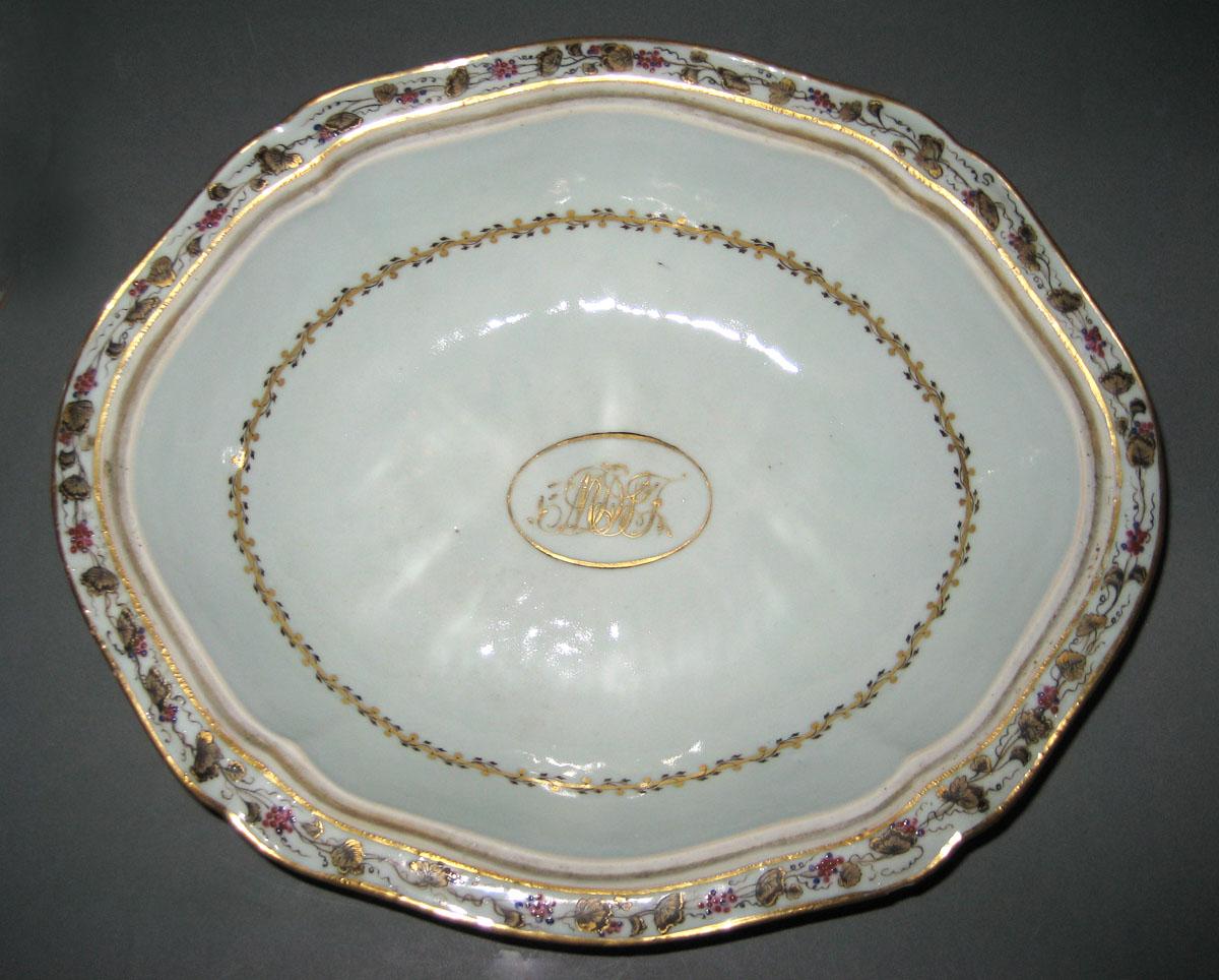 1966.0581.118 A Porcelain Covered Dish interior