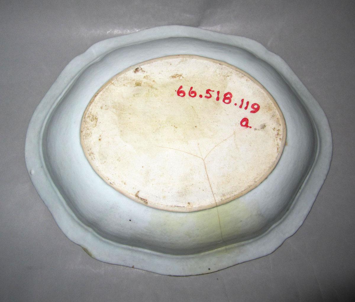 1966.0581.119 A Porcelain dish underside