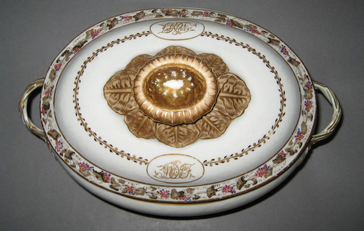1966.0581.129 A, B Porcelain Tureen top view