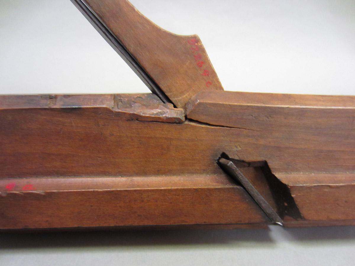1957.0026.009 a-c Quarter round plane, damage