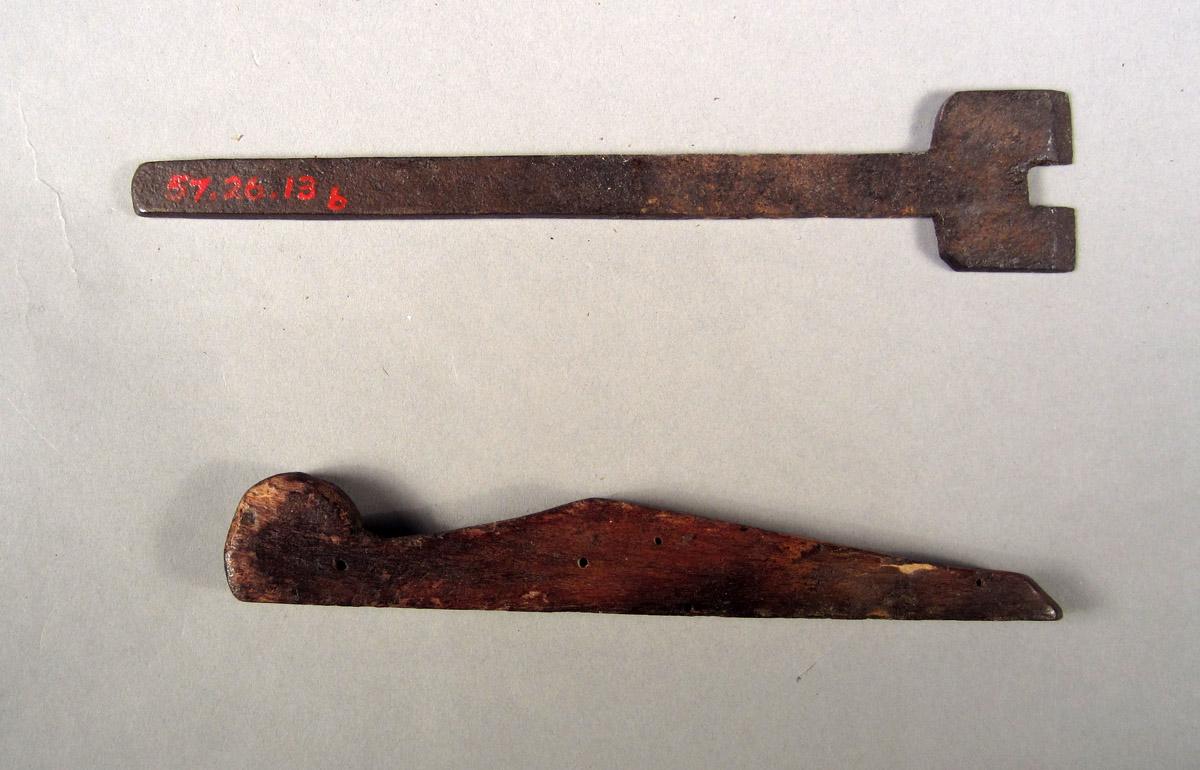 1957.0026.013 B-C Tongue plane, View 1