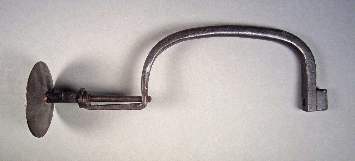 1957.0026.016, Brace, side 1