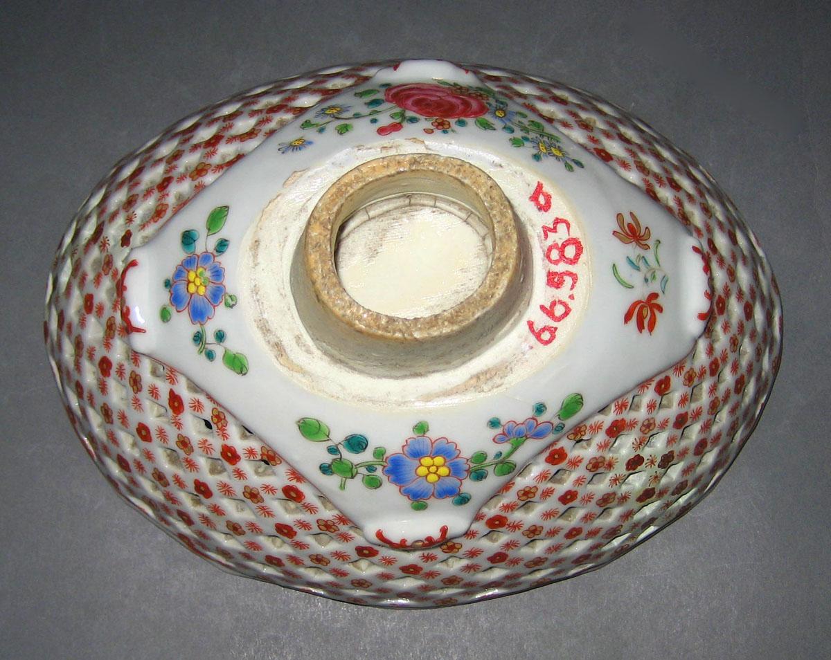 1966.0583 A  Porcelain Basket underside
