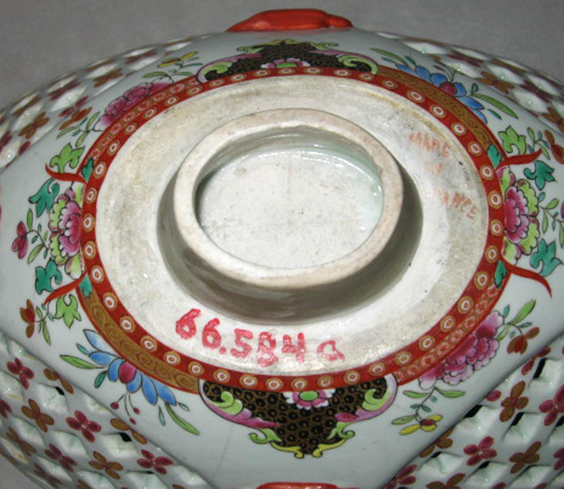 1966.0584 A French porcelain basket (underside)
