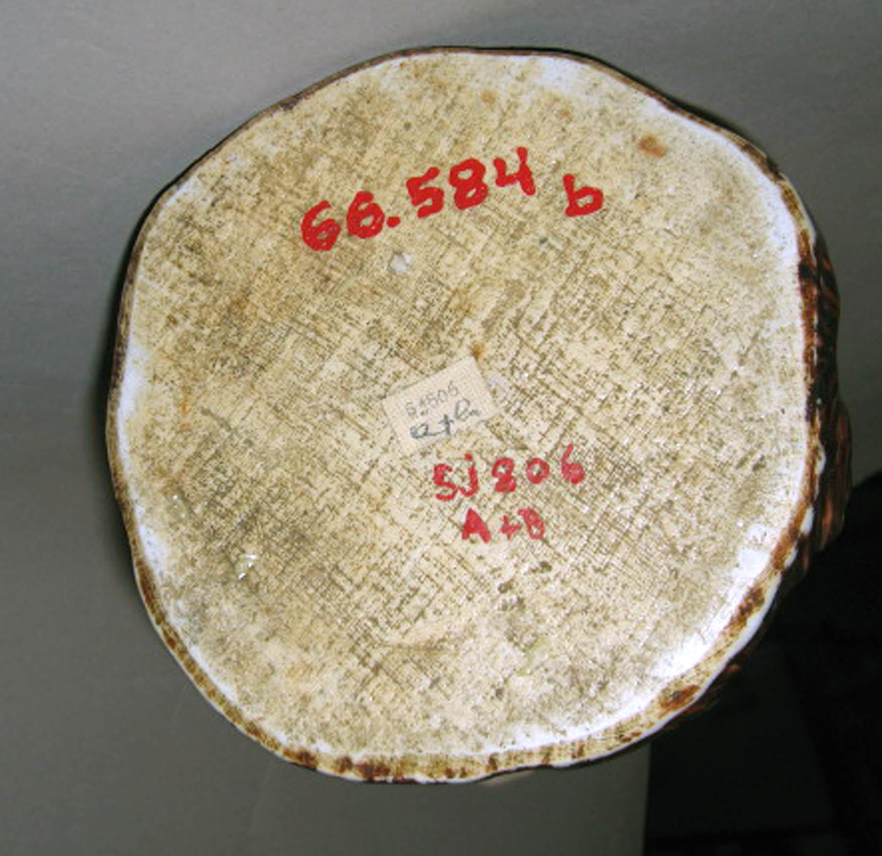 1966.0584 B Porcelain stand (underside)