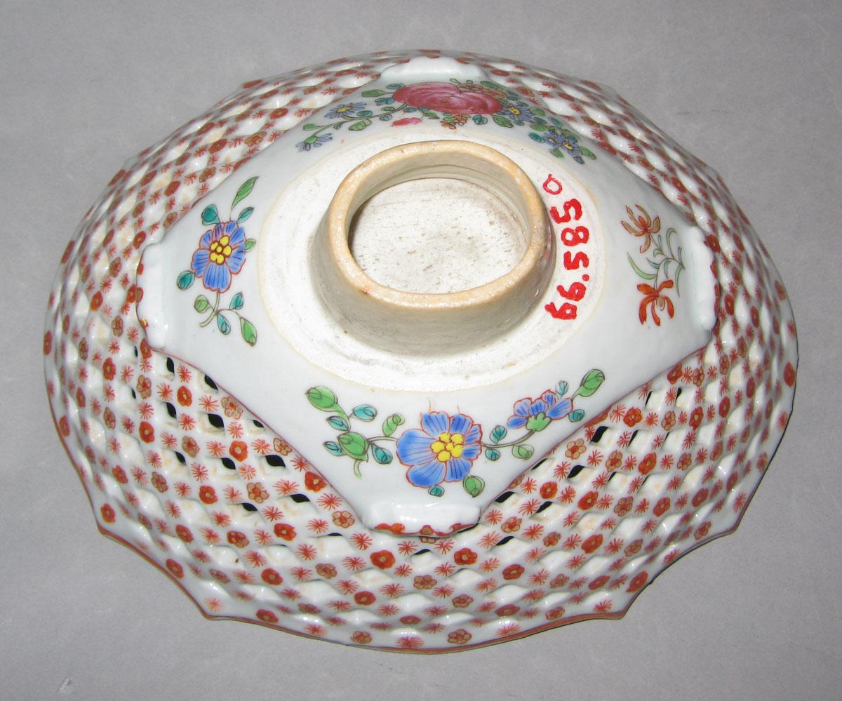1966.0585 A Porcelain basket underside