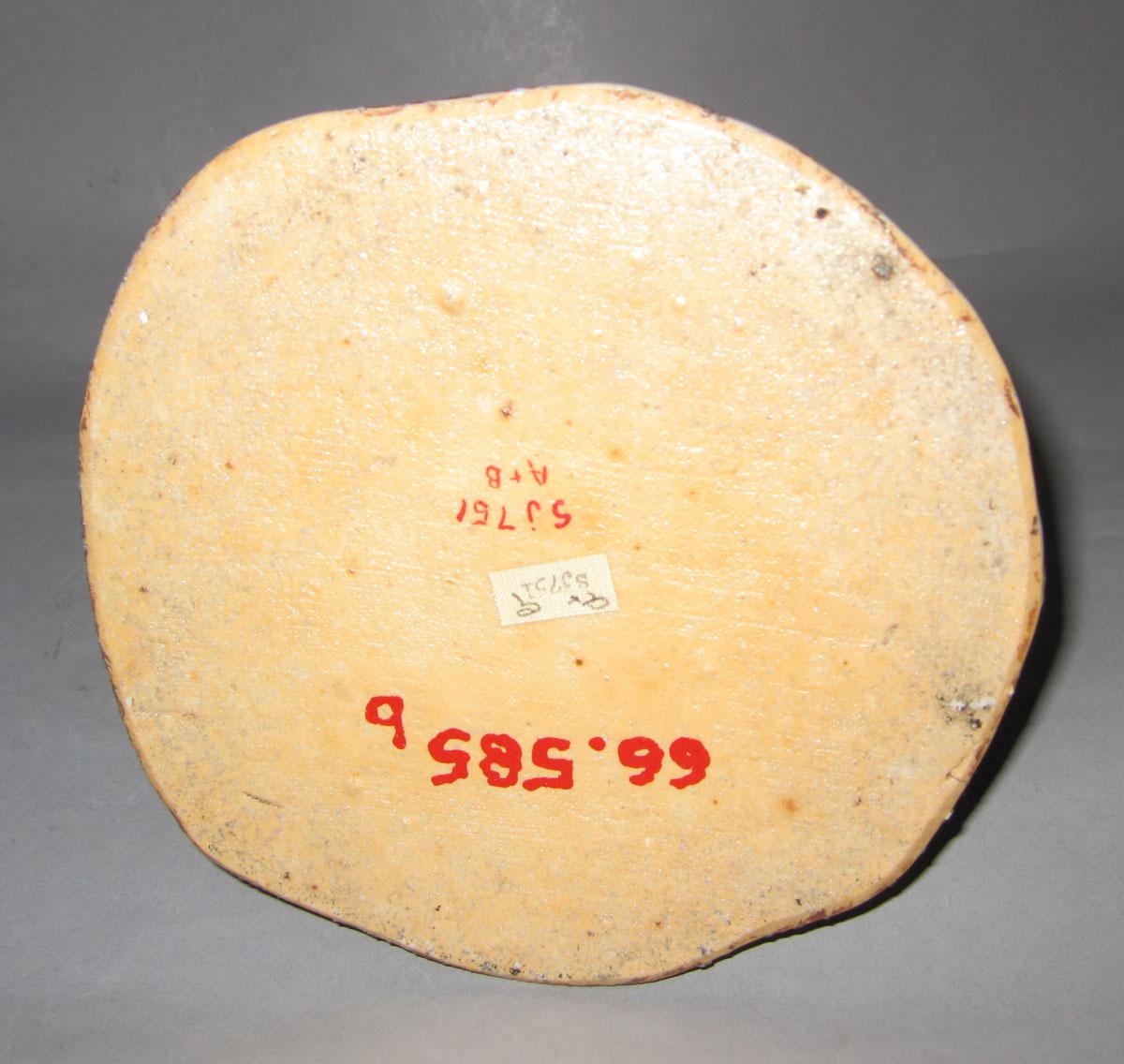 1966.0585 B Porcelain stand underside