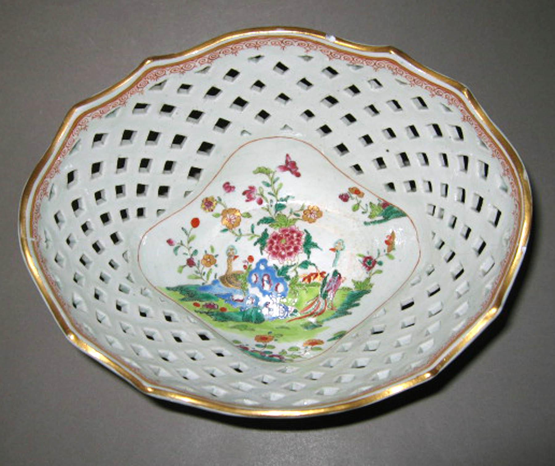 1966.0586 A French porcelain basket (interior)
