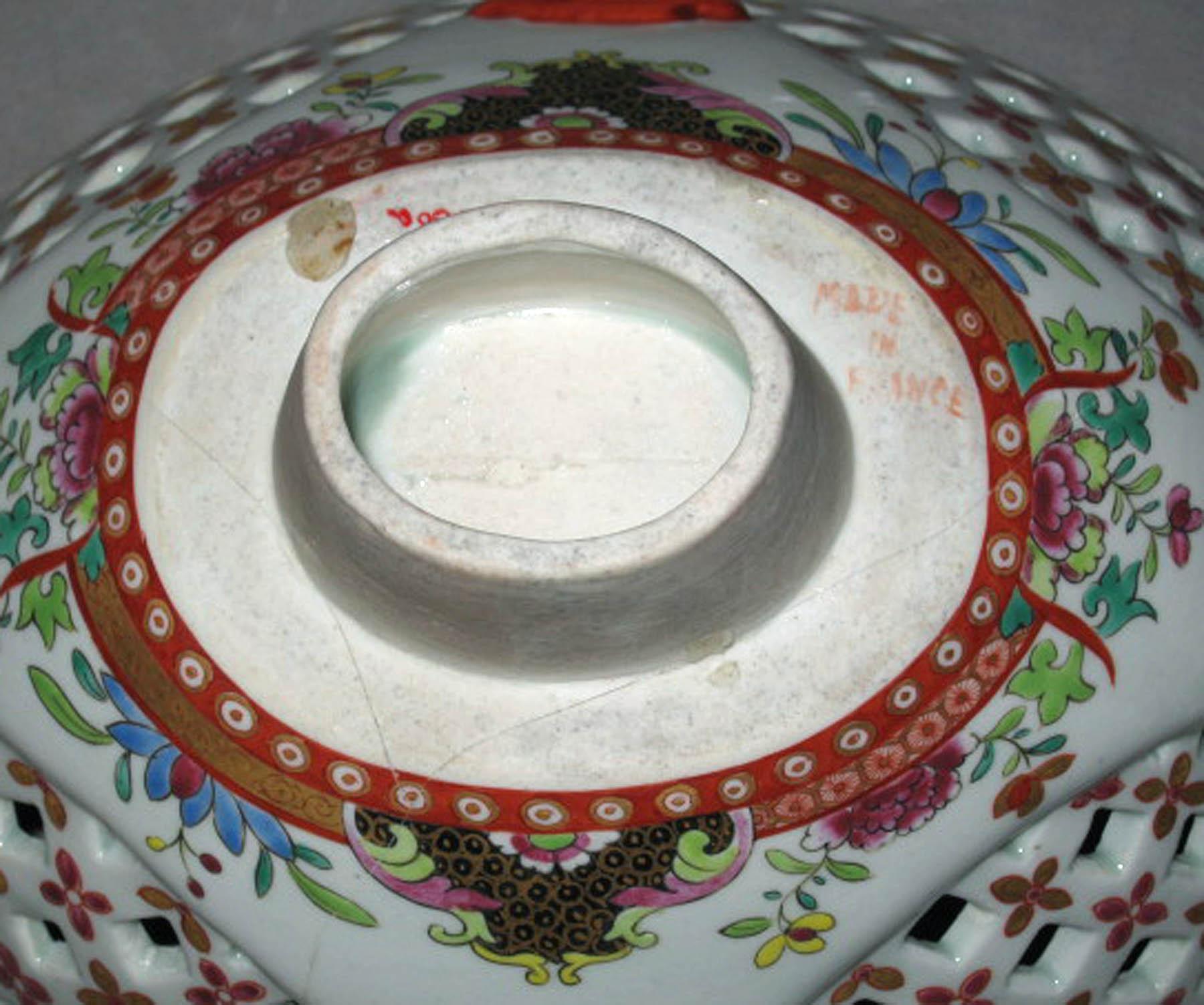 1966.0586 A French porcelain basket (underside))