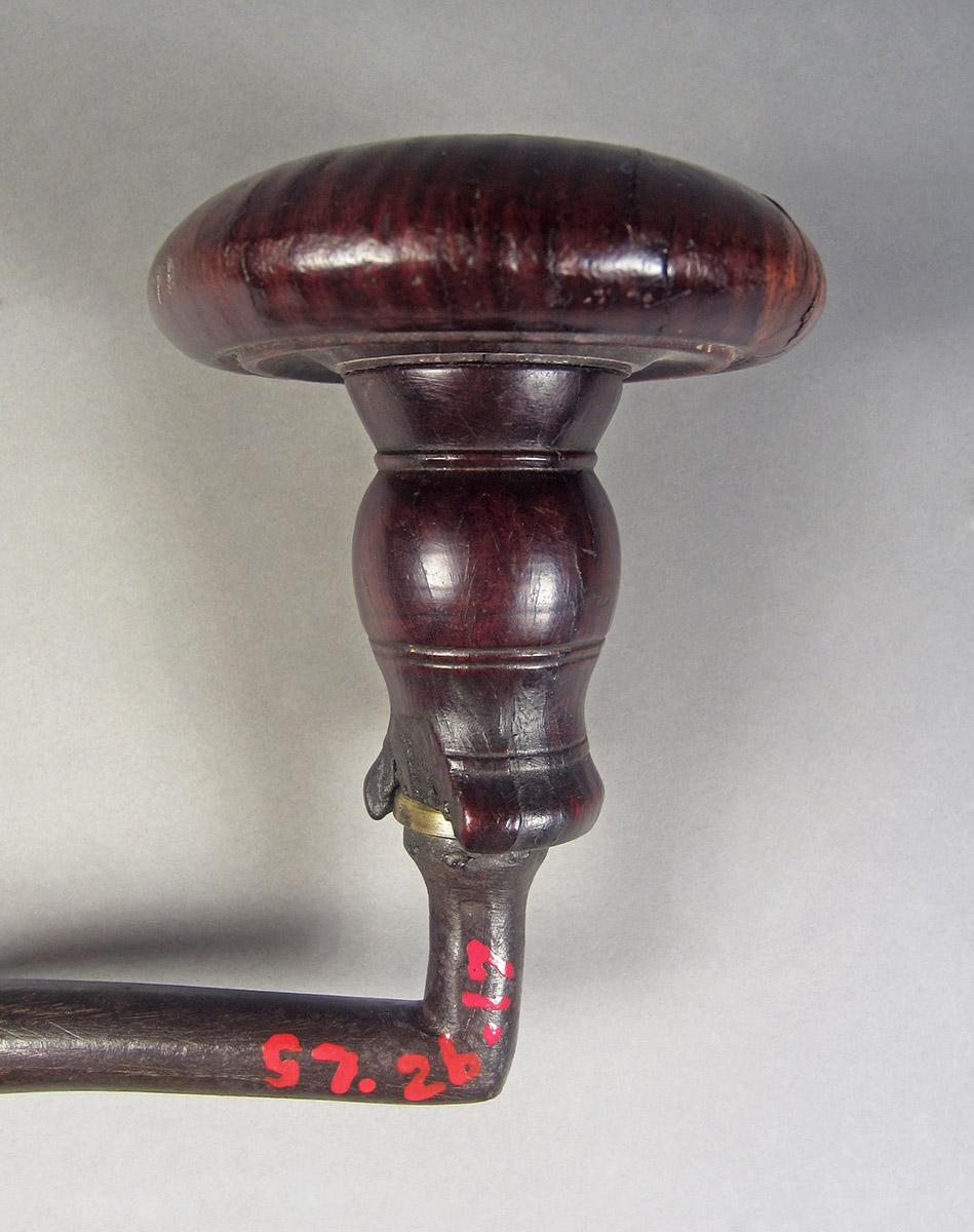 1957.0026.017, Brace, handle side 1