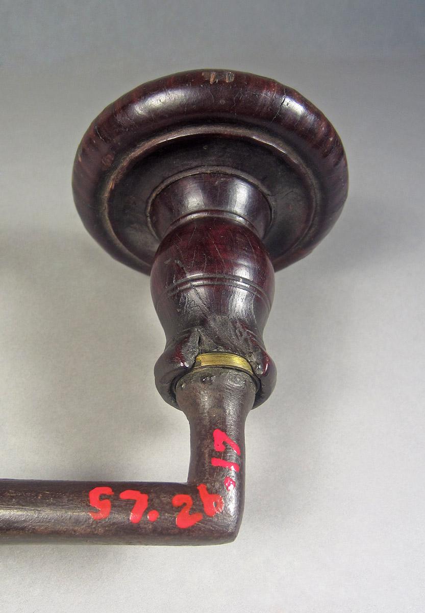 1957.0026.017, Brace, handle side 2
