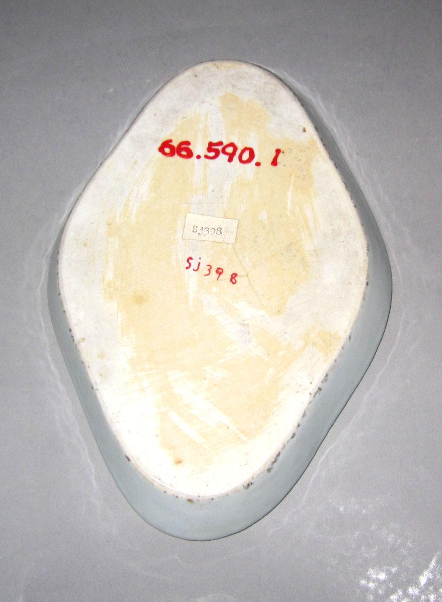 1966.0590.001 Porcelain dish underside 1