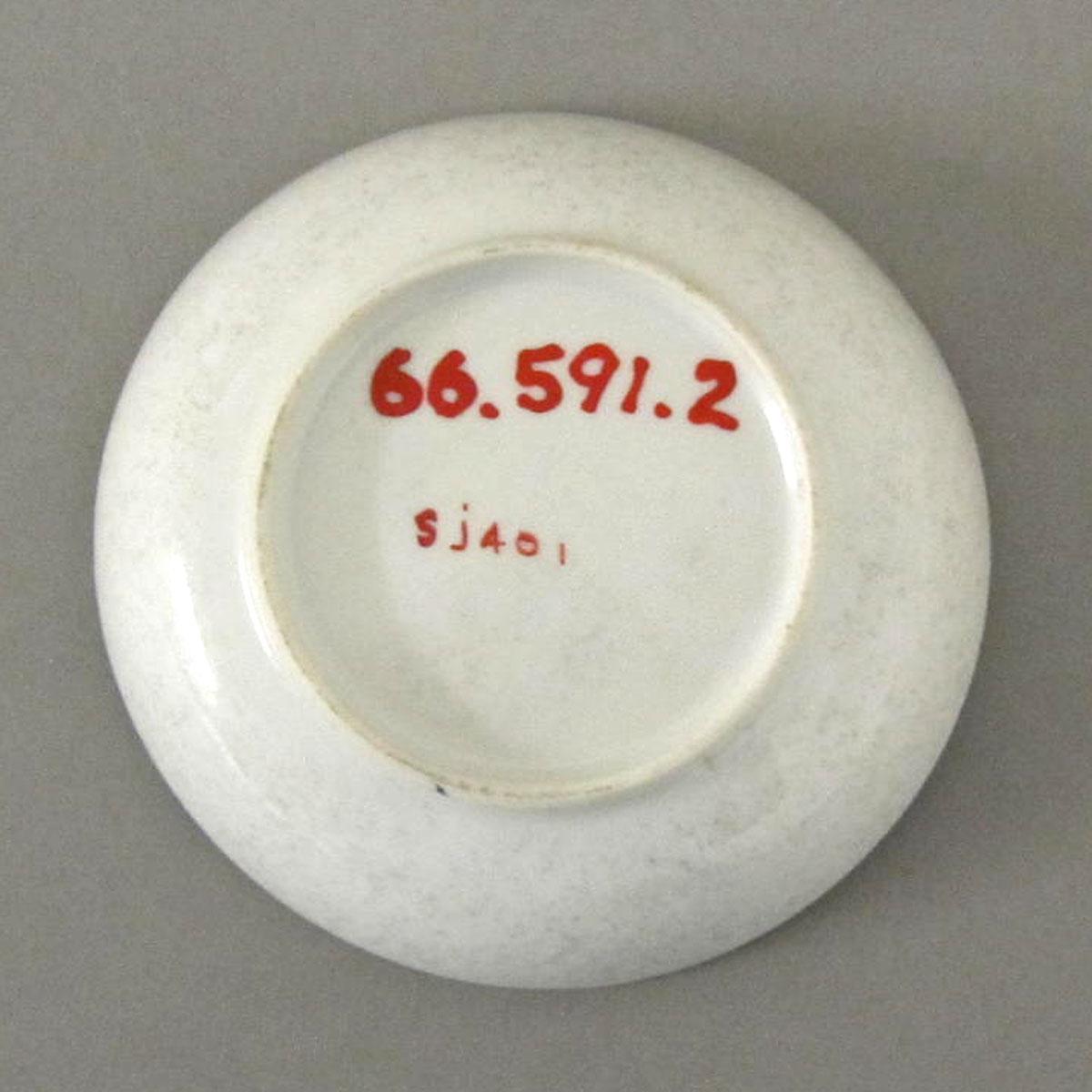 1966.0591.002 Porcelain saucer underside