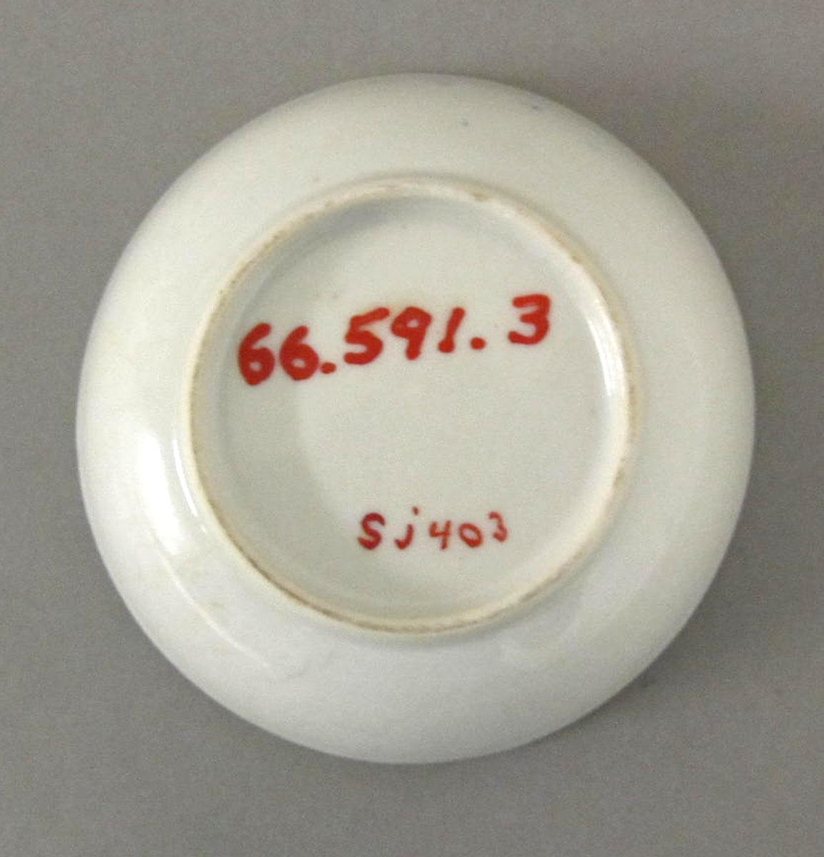 1966.0591.003 Porcelain saucer underside