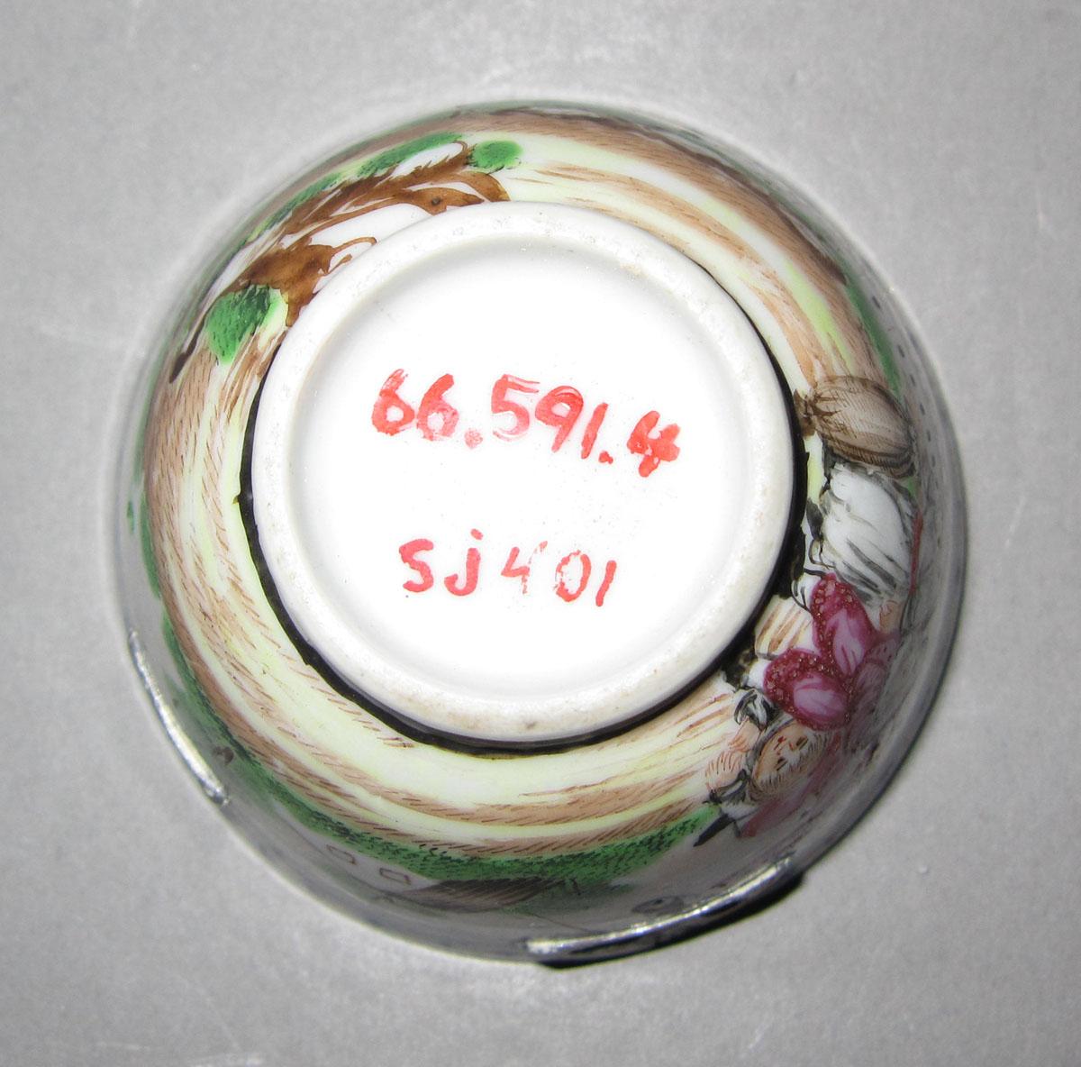 1966.0591.004 Porcelain cup underside