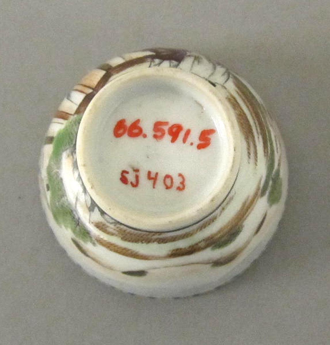 1966.0591.005 Porcelain teabowl underside